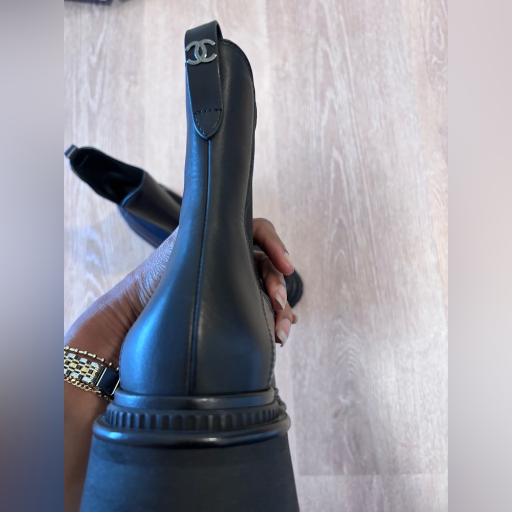 Chanel Chelsea boot. Black. Size 42. Never worn. Patent leather toe. Cc on back - Picture 13 of 13